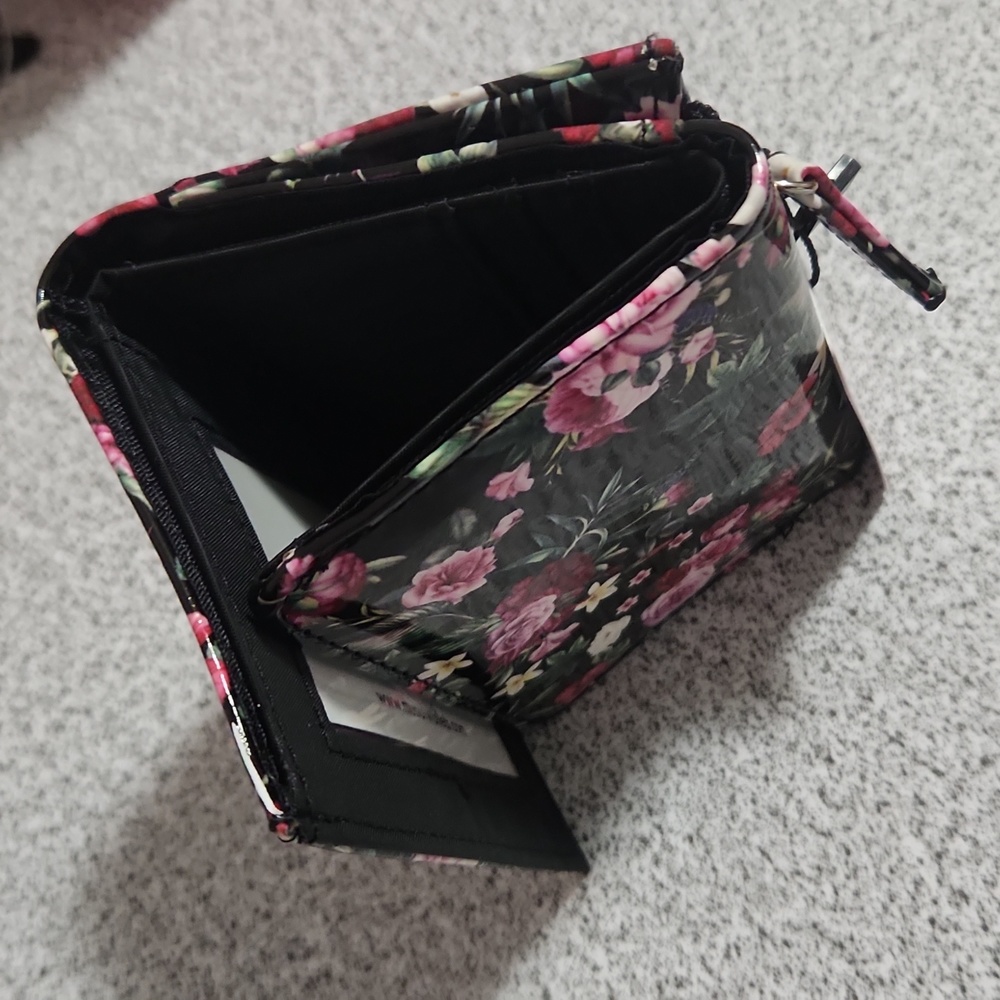 Mundi Women Tri-Fold Wallet - Picture 2 of 8